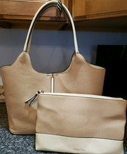Bolso de mano para mujer Calvin Klein beige y blanco. Talla grande. Con bolsa extra con cremallera