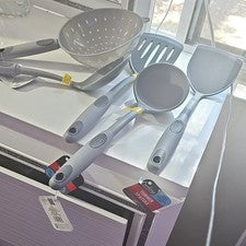 Juego de utensilios de plástico apto para lavavajillas Cooking Concepts gris de 5 piezas resistente al calor