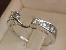 Alianza de boda de diamantes creada en laboratorio de 1,10 quilates envolvente potenciador acabado en oro blanco de 14 k