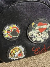 Nueva mochila negra Ed Hardy para mujer parches y correas ajustables calavera corazones rojos