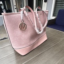 Bolso de Mano Mia K Para Mujer Rosa Imitación Cuero con Logo Dorado Dije y Candado Nuevo con Etiquetas