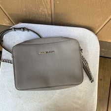 Bolso de hombro Michael Kors gris para mujer con detalles de cadena y logotipo, herrajes dorados
