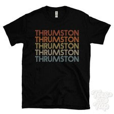 CAMISETA THRUMSTON ESTILO RETRO REPETIDO Hombre y Mujer Novedad Genial Nombre Regalo