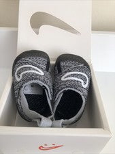 ZAPATOS NIKE SWOOSH 1 FLYKNIT PARA NIÑOS PEQUEÑOS SIN CORDONES INFORMALES FB3244-001 NUEVOS UK2.5, EUR18.5