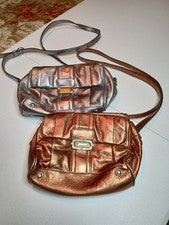 Lote de 2 bolsos de hombro B. Makowsky de cuero metálico dorado y plateado