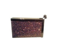 Bolso de mano para mujer con brillo. Púrpura. Cadena de hombro clutch. Cierre de cierre único.