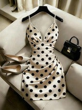 Elegante minivestido color champán con tirantes de espagueti