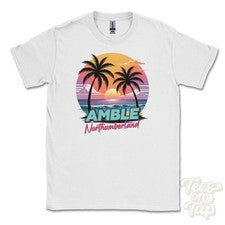 CAMISETA AMBLE NORTHUMBERLAND - Retro Estilo Miami Divertida Parodia de Verano Reino Unido