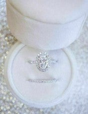 Conjunto de anillo de boda con halo de diamantes ovalados creado en laboratorio de 2 quilates acabado de oro blanco de 1