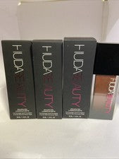 (3) Base líquida mate luminosa con filtro sintético Huda Beauty Ganache 560R