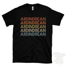 CAMISETA ARDINDREAN ESTILO RETRO REPETIDO para hombre y mujer Reino Unido top name regalo