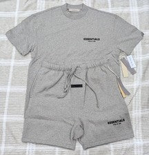 Fear of God Essentials 'Dark Oatmeal' Camiseta Suelta de Gran Tamaño y Conjunto Corto Talla L