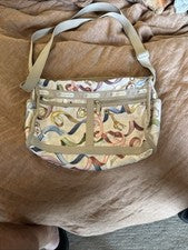 Bolso de Hombro LeSportsac Safari Dijes y Cintas Estampado Cremallera, Correa Ajustable