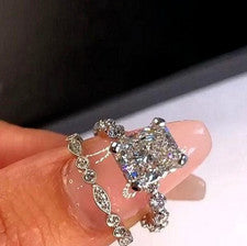 Anillo de compromiso con conjunto nupcial de diamantes creado en laboratorio de 4,50 quilates acabado en oro blanco de