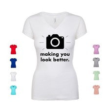 Camisa Making You Look Better estilo cámara de fotografía moda para mujer cuello en V