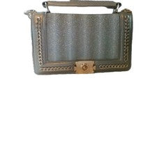Bolso de mano para mujer. Color bronce. Color 2 tonos. Clousers a presión. Cadena envolvente.