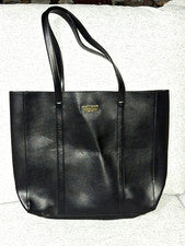 BOLSO DE MANO Carolina Herrera Good Girl NY NUEVO cuero sintético negro con logotipo dorado