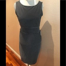 MAX STUDIO Mini Vestido Negro Blanco Rayas Sin Mangas Ajuste y Acampanado