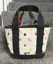 Bolso de Mano Madden Girl Para Mujer Negro Crema Lunares Bolsillos con Cremallera Dije Monedero