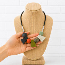 Collar de cuentas geométricas llamativo cordón negro moderno abstracto grueso joyería