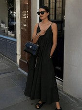 Vestido de tirantes plisado negro para mujer con abertura lateral