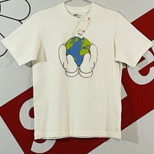Camiseta FW23 KAWS Uniqlo Peace For All Globe Hands blanca tierra talla mediana