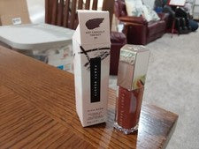 FENTY BEAUTY BRILLO BOMBA TAMAÑO COMPLETO HOT CHOCOLIT FANTASY LUMINIZADOR DE LABIOS UNIVERSAL!