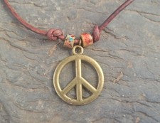 Collar signo de paz, bronce, cordón de cuero, joyería signo de paz, dije signo de paz