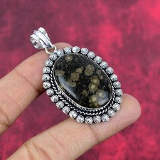 Colgante curativo de plata de ley 925 hecho a mano con piedras preciosas de hueso de dinosaurio joyería