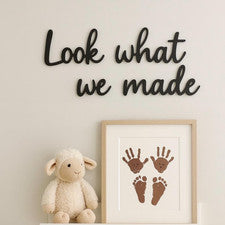 Pegatina negra para decoración de pared de puerta de pasillo de casa y letrero de guión Look What We Made
