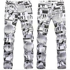 Pantalones de mezclilla para hombre con estampado de periódicos de moda hip hop calce ajustado pantalones informales