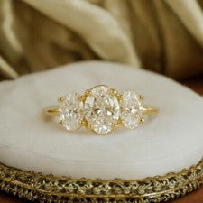 Anillo de diamantes de laboratorio de oro cultivado en corte ovalado amarillo...