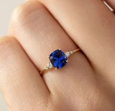 Anillo de compromiso de zafiro azul creado en laboratorio de corte cojín de 2 quilates enchapado en oro amarillo de 14 q
