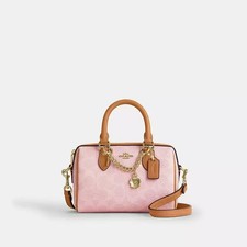 Cartera COACH Mini Rowan de lona exclusiva con encanto rosa en polvo CEK79
