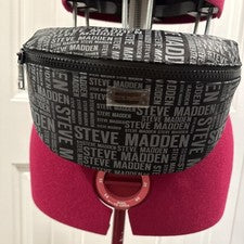 Riñonera para mujer Steve Madden con patrón de logotipo negra O/S