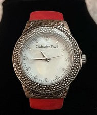 Reloj Pulsera Coldwater Creek Vintage Gamuza Roja Puño Tono Plata Necesita Batería
