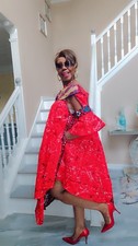 Vestido de sol de mujer africana con un precioso cuello hecho con rafia