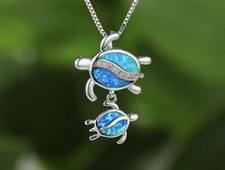 Collar de plata esterlina de ópalo azul tortuga marina con detalles de zafiro
