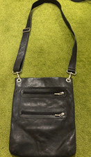 Bolso Bandolera Margot Para Mujer Cuero Guijarro Negro Triple Cremallera