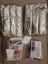 Juego de regalo de muestras de lujo de maquillaje Ulta Beauty de 18 piezas 2 bolsas doradas. Nuevo.
