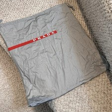 Bolso/bolso para el polvo impermeable grande plateado/gris PRADA X NUEVO SIN ETIQUETAS. Cordón 28x18 EXCELENTE