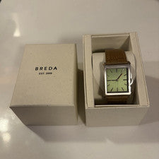 Reloj de cuarzo BREDA Virgil Tank esfera verde rectangular correa de cuero marrón con caja