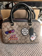 Bolso Cartera Coach Disney Villain Patches Rowan Para Mujer - Caqui Multi CC149