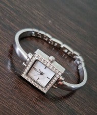 Reloj de cuarzo AVON para mujer