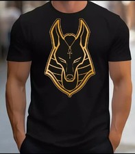 Camiseta egipcia anubi vibrante top ropa suave elegante moda en logotipo dorado