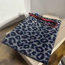Bolso sin asas Rothy’s The Wristlet para mujer en Indigo Cat NUEVO estilo RARO