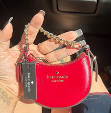 Kate Spade rojo semicírculo micro bolso encanto. Nuevo con etiquetas.