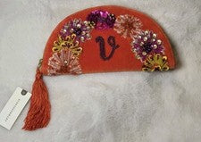 Bolso Anthropologie X Anna Harlow Russo Inicial 'V' Cremallera Borla Media Luna Cuentas Nuevo con Etiquetas