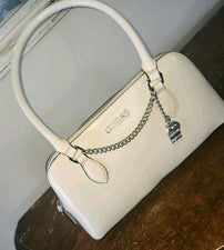 Bolso de mano/asa superior de cuero sintético blanco para mujer GUESS - Dije de cadena, etiqueta con logotipo