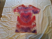 Camisa tie dye mediana con diseño de corazón